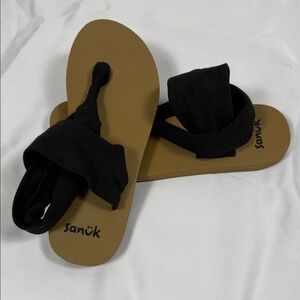 Sanuk Tan and Black Sandals Flip Flop Fabric Comfy
